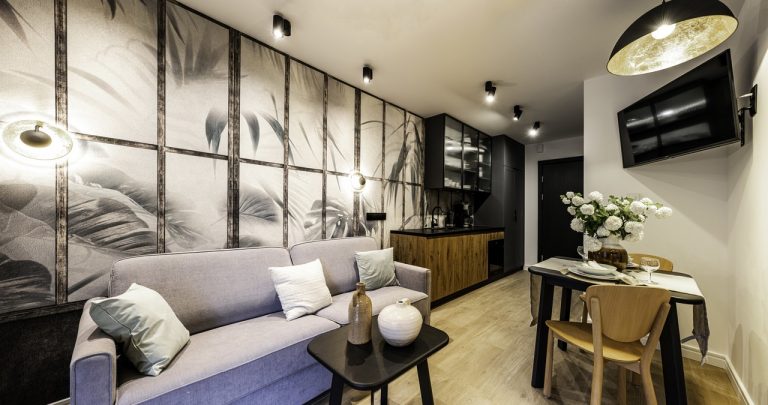 Kominek w nowoczesnym salonie: jak włączyć go w minimalistyczną aranżację?